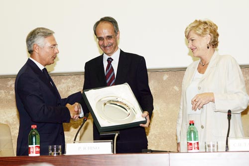 La consegna del Premio Tarantelli. Da destra: Carol Tarantelli, Pietro Ichino, Bruno Costi