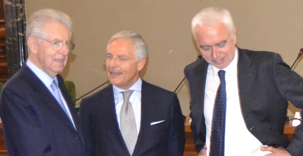 Bruno Costi ( al centro) tra Mario Monti (a sinistra) e Guliano Zoppis (a destra)
