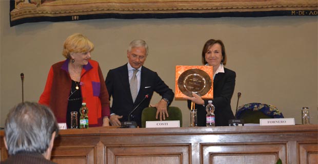 Elsa Fornero (a destra) riceve il premio da Carole Tarantelli e Bruno Costi