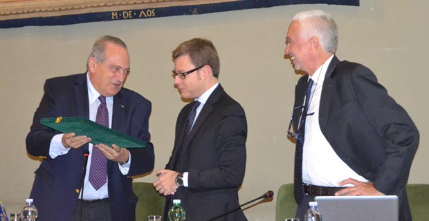 Luigi Abete consegna il Premio Magnani a Fabrizio Goria (al centro) a destra Giuliano Zoppis