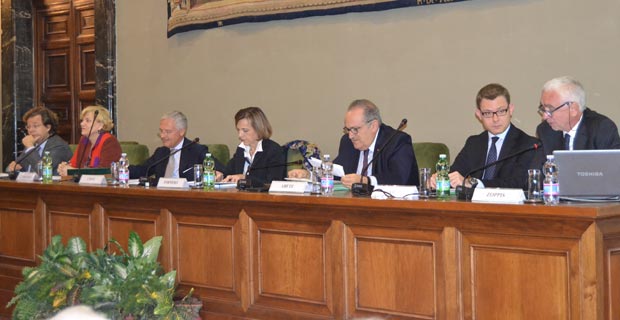 Da sinistra: Luca Tarantelli, Carole Tarantelli, Bruno Costi, Elsa Fornero, Luigi Abete, Fabrizio Goria, Giuliano Zoppis